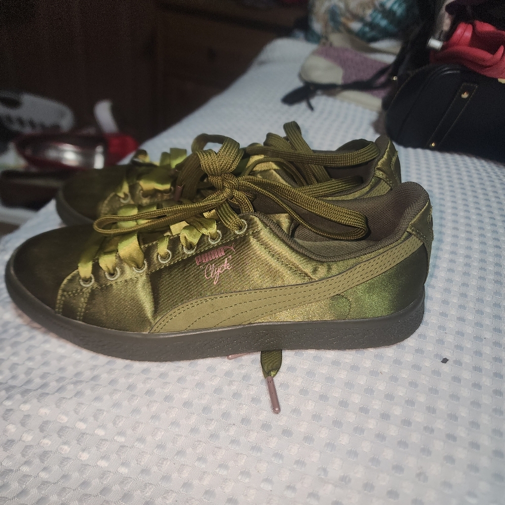 PUMA EUC YOUTH SZ 5.5C CLYDE SATIN  JR SNEAKER SHOES